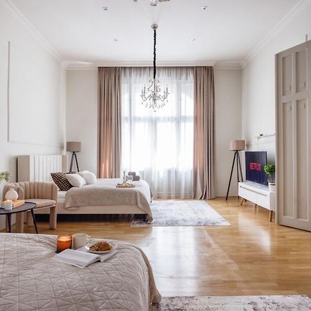 Timeless Elegant Apartment By Opera House Budapeste Exterior foto