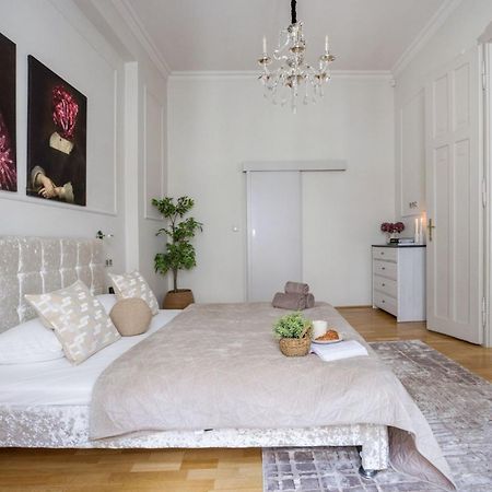 Timeless Elegant Apartment By Opera House Budapeste Exterior foto