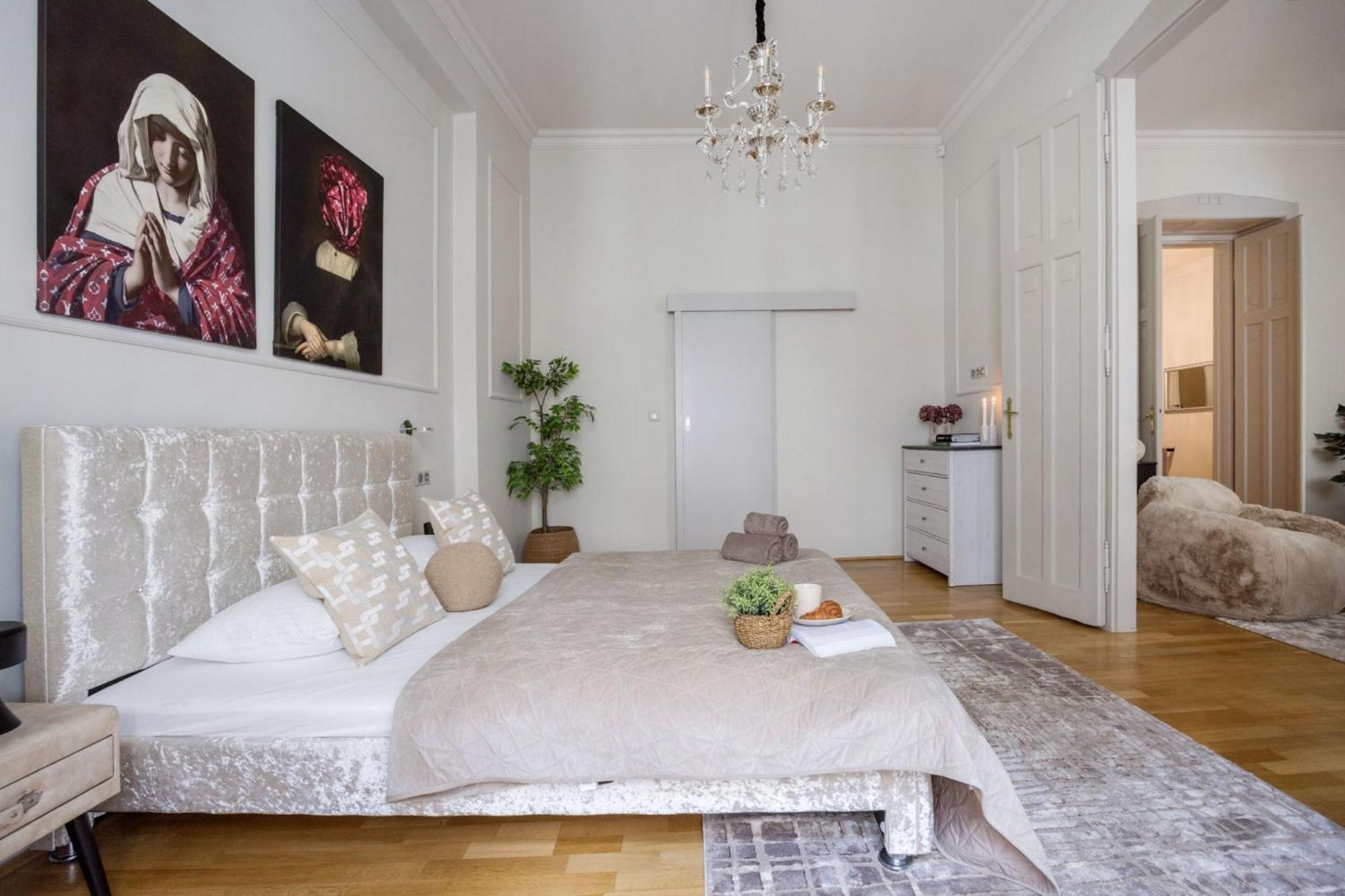 Timeless Elegant Apartment By Opera House Budapeste Exterior foto