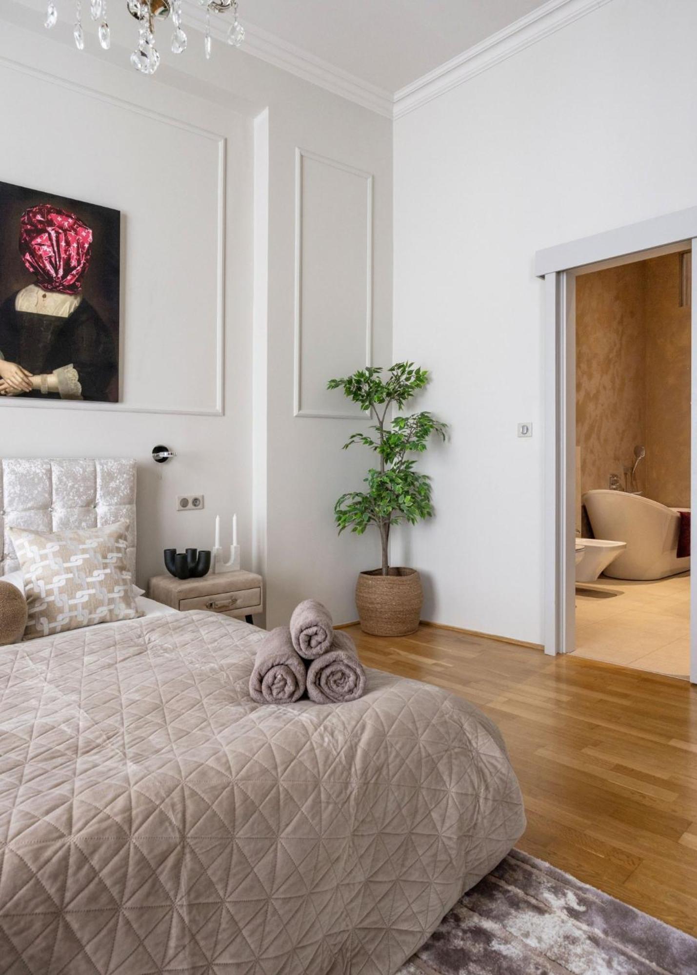 Timeless Elegant Apartment By Opera House Budapeste Exterior foto